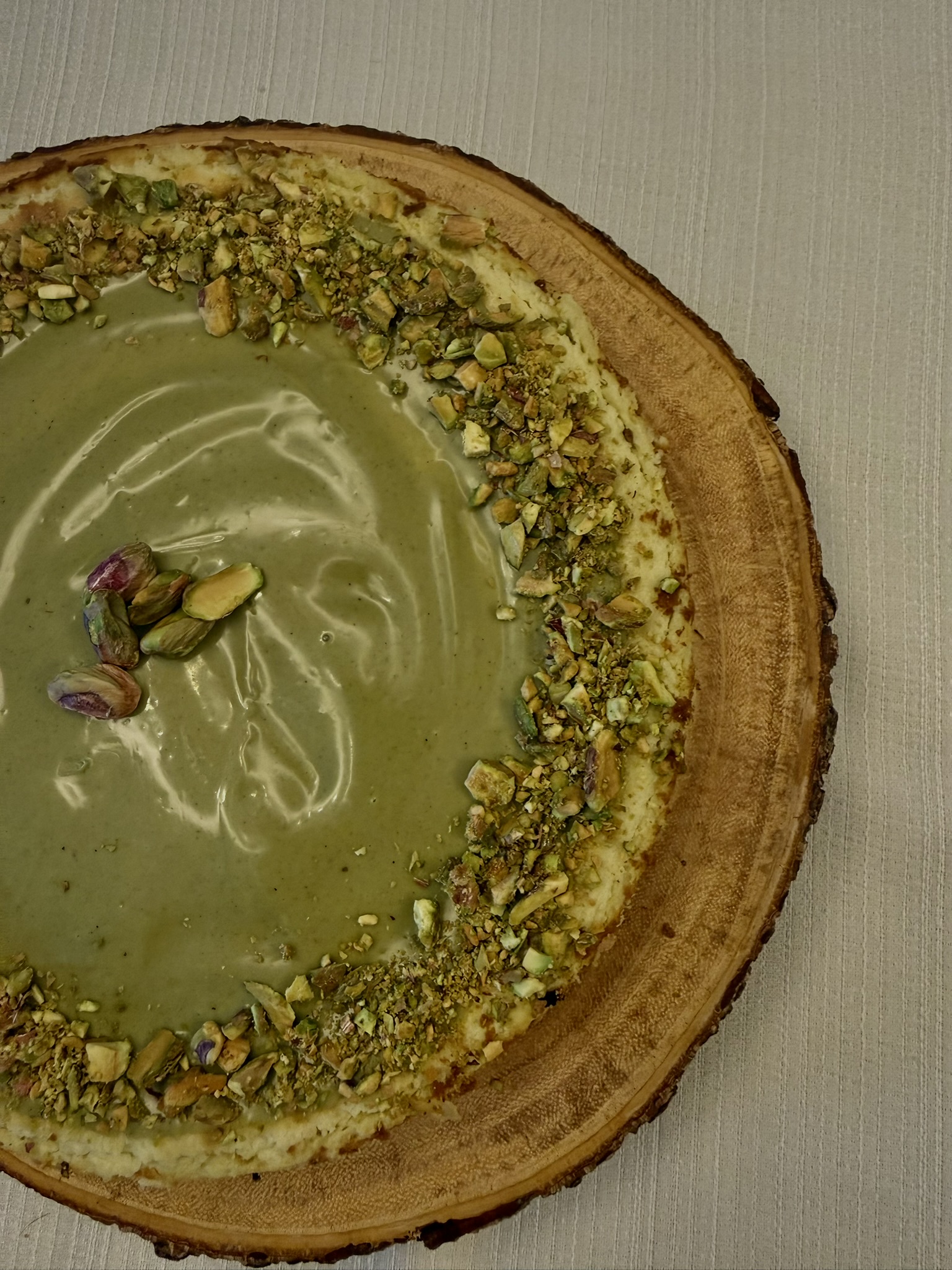 Detalle de tarta vasca de pistacho