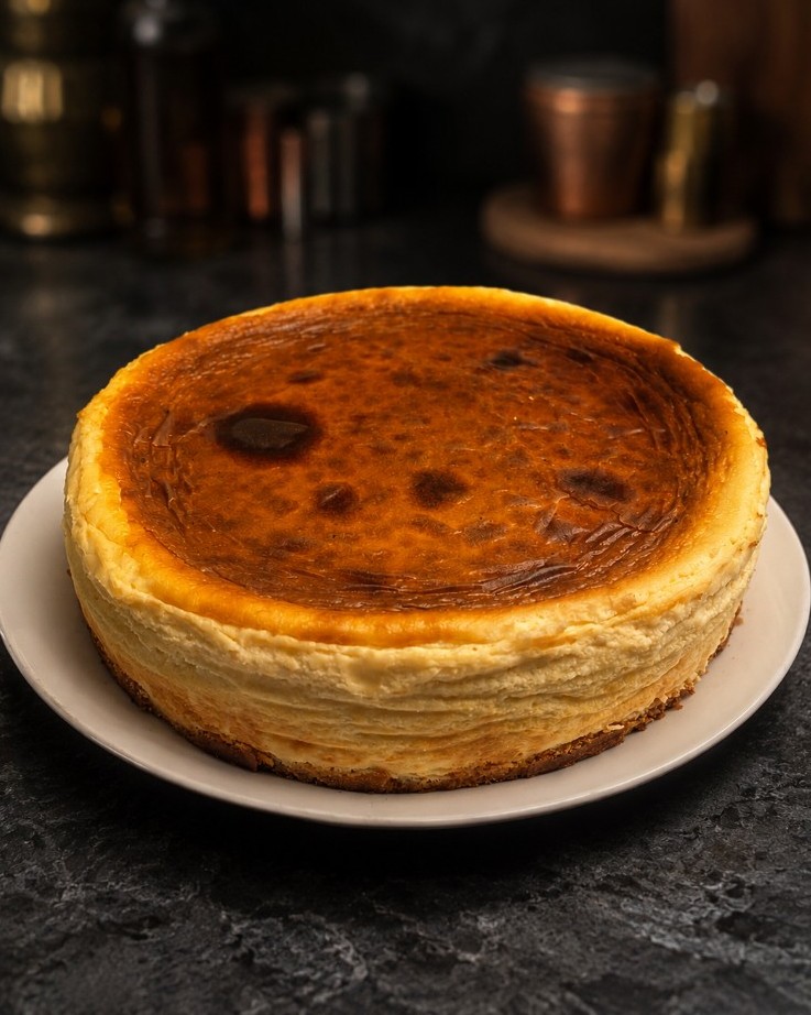 Tarta vasca artesanal entera recién horneada